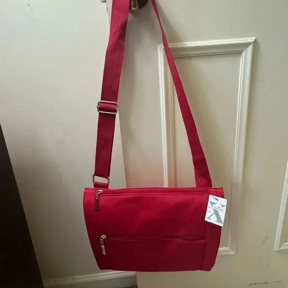 Maxx New York Red Nylon Bag… BNWT - Picture 2 of 2